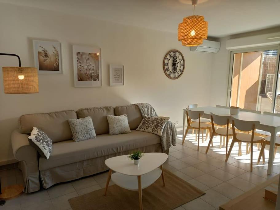 Appartement 8 Personnes En Face Des Remparts Climatise Avec Terrasse Et Parking Avignon Exterior foto